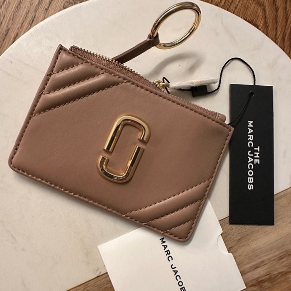 Marc Jacobs Handbags - NWT! NEW! Marc Jacobs 'The Glam Shot' Top-Zip Multi Wallet Card Holder -Taupe